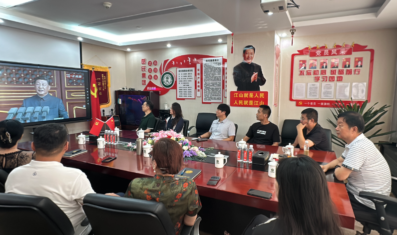 岳氏集團組織觀看抗戰(zhàn)勝利閱兵，愛國情懷激蕩人心